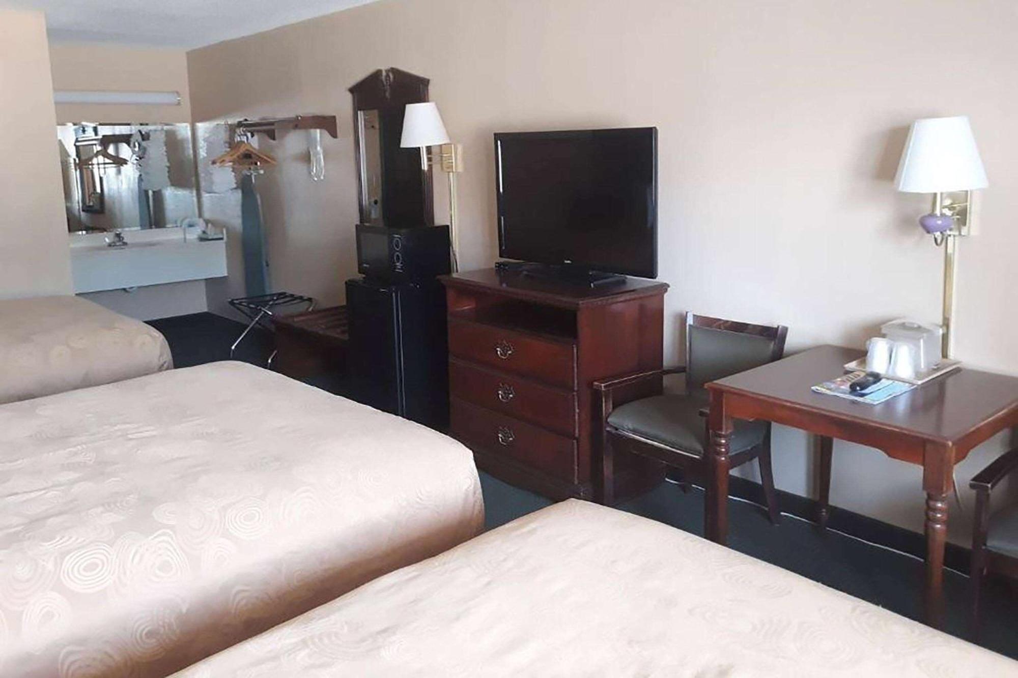 Angel Inn Near Imax, A Travelodge By Wyndham Branson Bagian luar foto