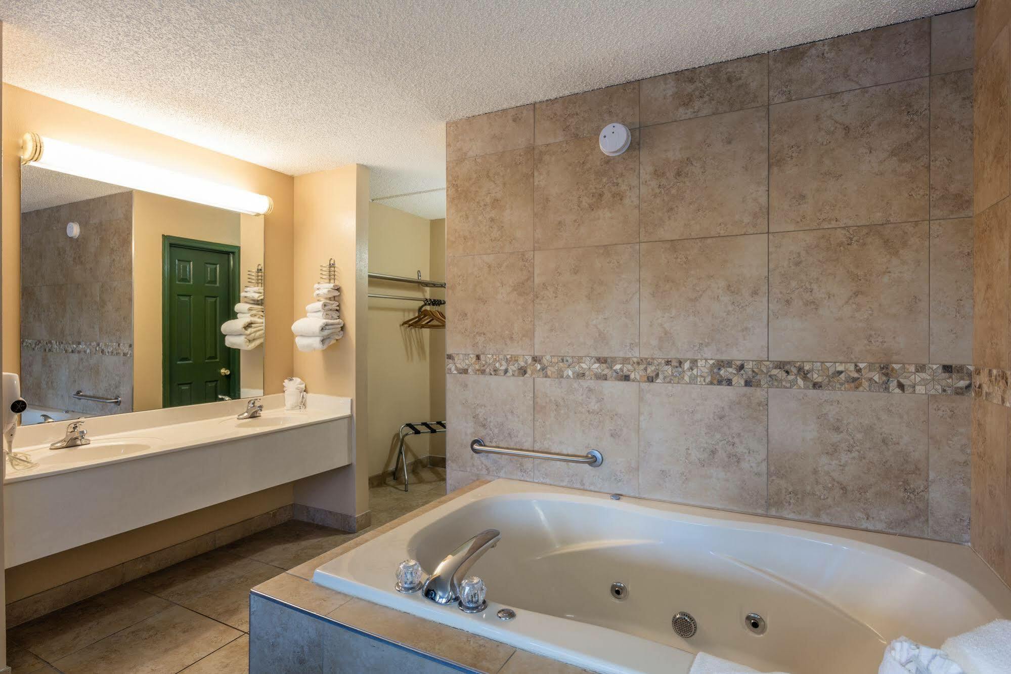 Angel Inn Near Imax, A Travelodge By Wyndham Branson Bagian luar foto