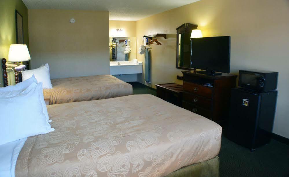 Angel Inn Near Imax, A Travelodge By Wyndham Branson Bagian luar foto